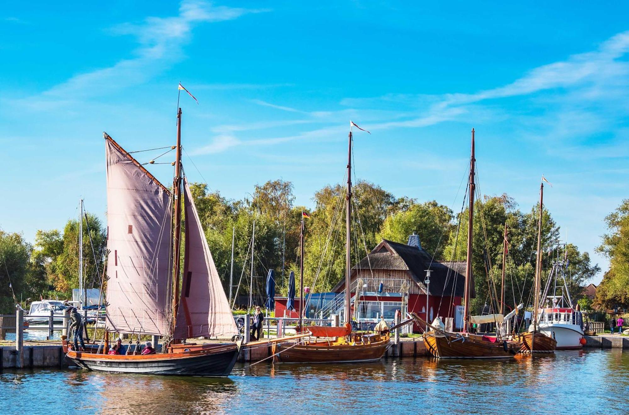Waterkant In Der Seefahrtschule Wustrow  Buitenkant foto